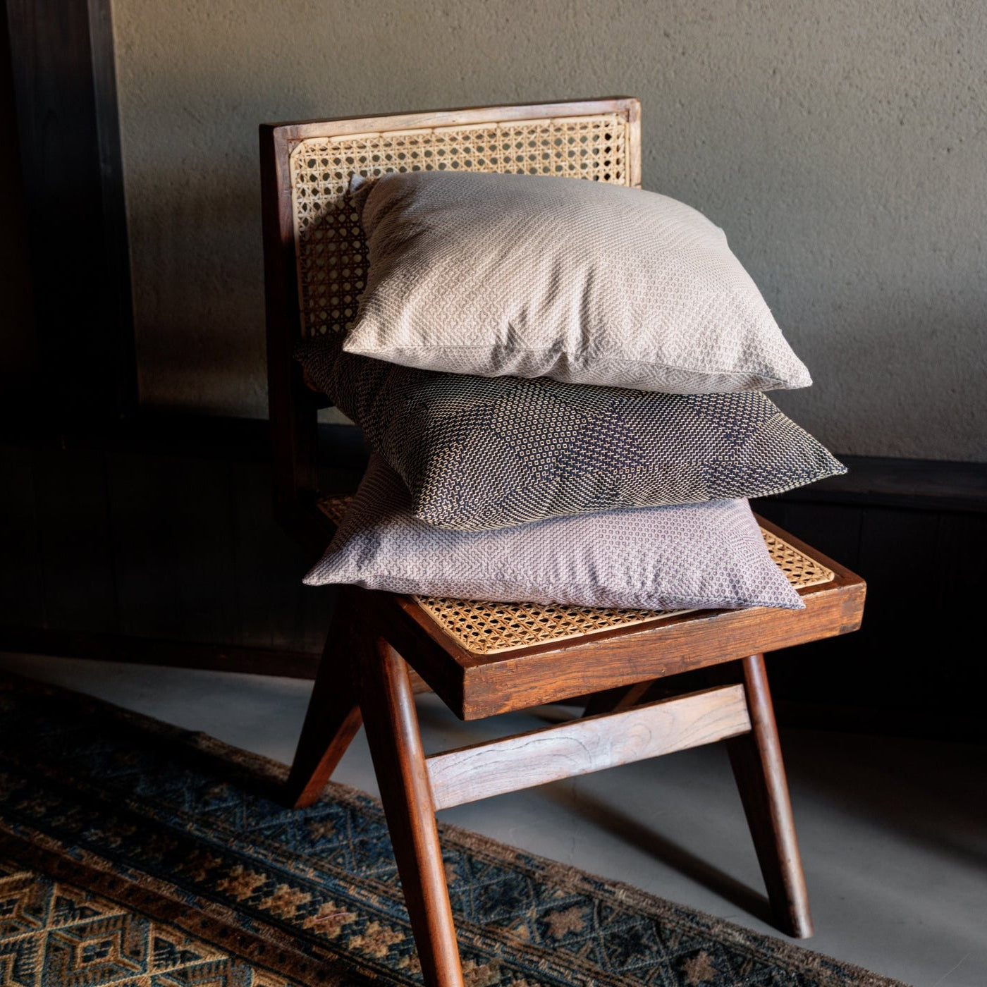 刺し子クッションカバー – ダークネイビー